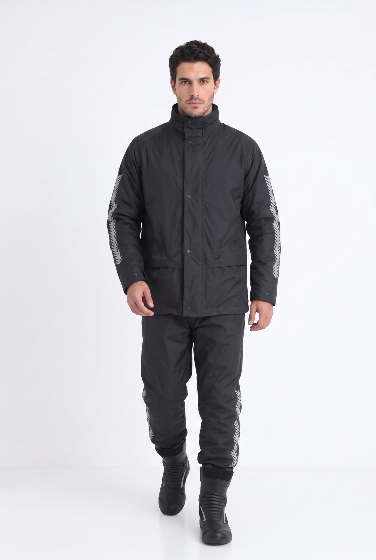 Motosiklet Yağmurluk Takımı — Mont + Pantolon, Siyah - model üzerinde görünüm